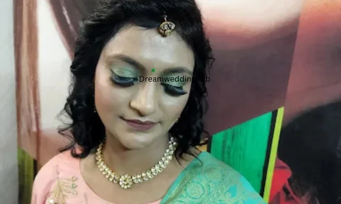 WOMENS HUT MAKEUP STUDIO